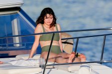 Selena-Gomez-Feet-4722327.jpg