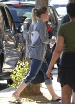 Hilary-Duff-Feet-201512.jpg