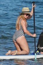 Hilary-Duff-Feet-2912054.jpg